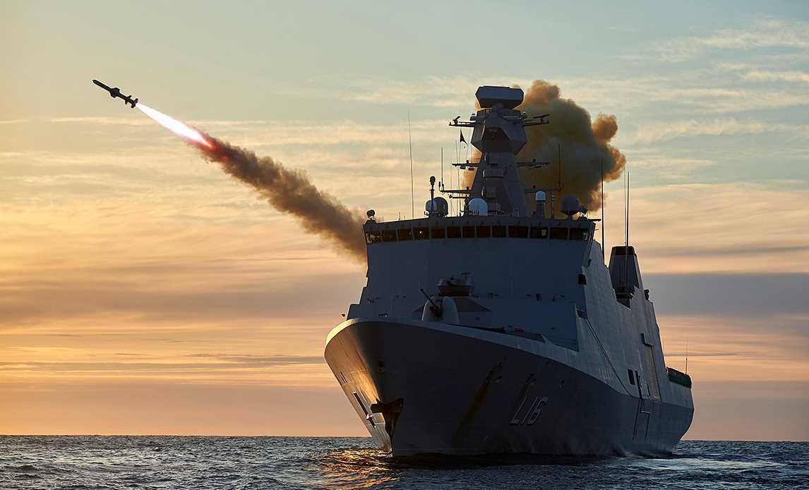 Støtteskibe Absalon affyrer et missil under en øvelse ved Nordnorge.