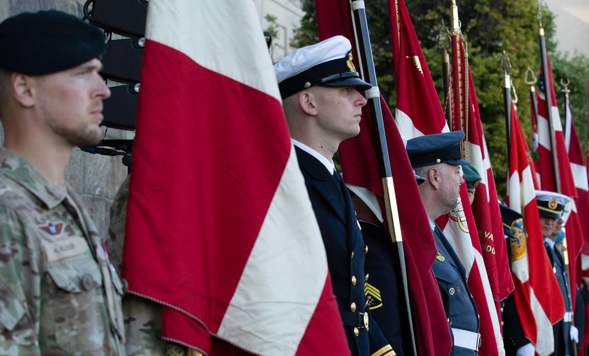 Soldater med faner på Christiansborg på flagdagen i 2021