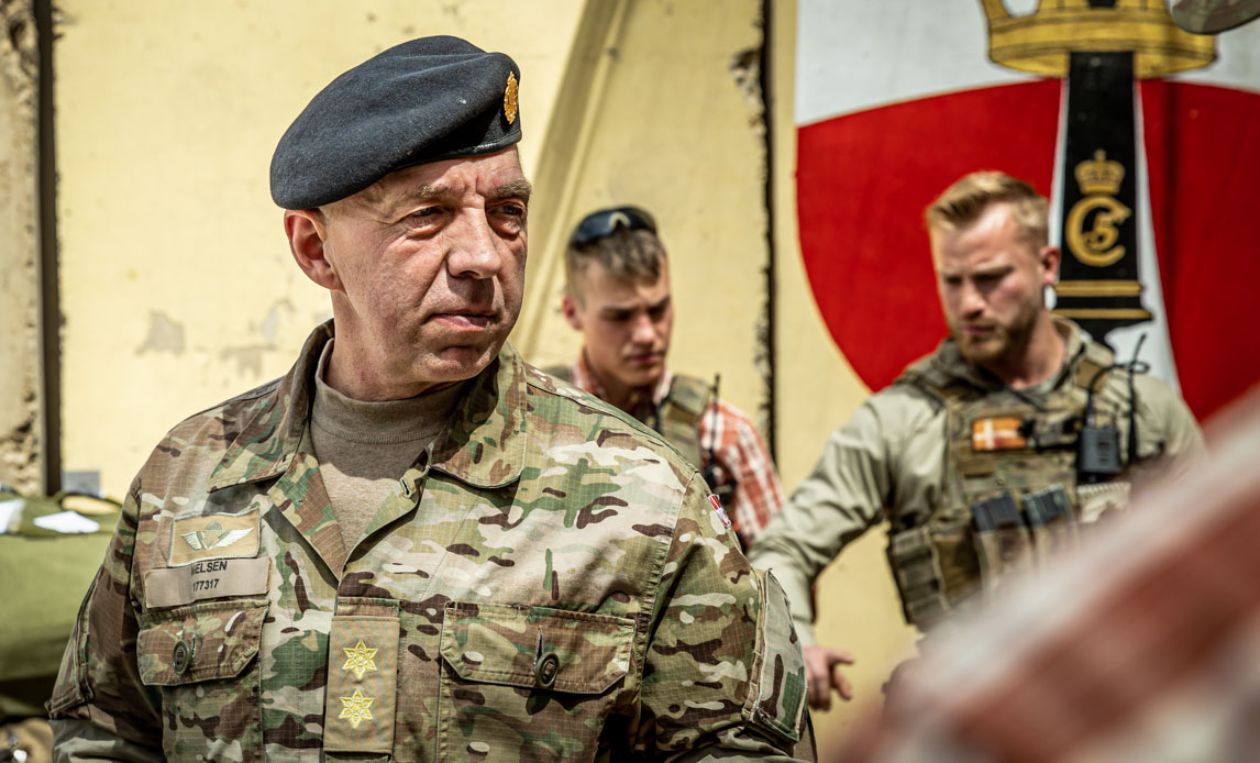 Chefen for Hæren Gunner Arpe Nielsen på besøg hos de danske styrker i Irak i 2022.