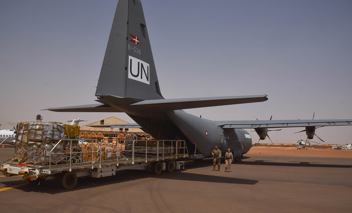Det danske C-130 transportfly er her på FN-missionen MINUSMA og ved at blive lastet med flere tons gods.