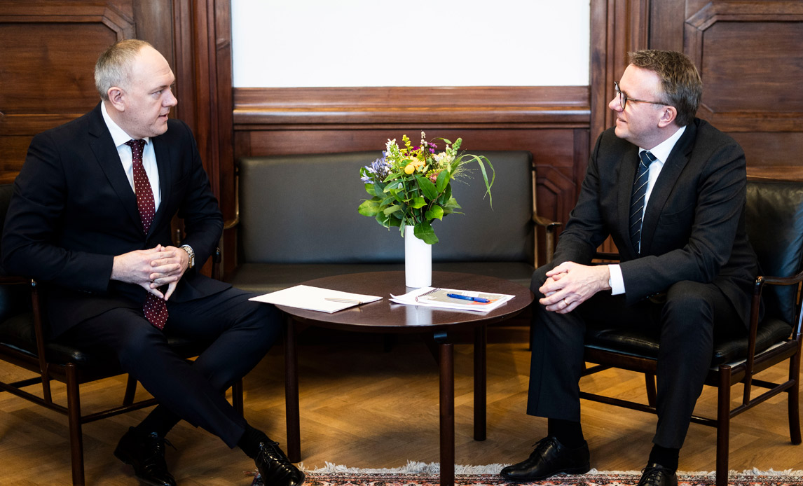 Forsvarsminister Morten Bødskov og Ukraines ambassadør Mykhailo Vydoink