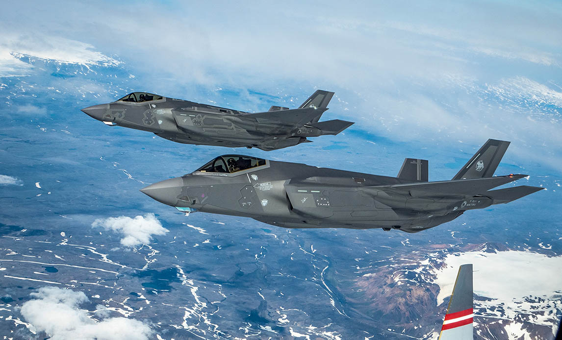 Italienske F-35 kampfly ser fra dansk Challenger.