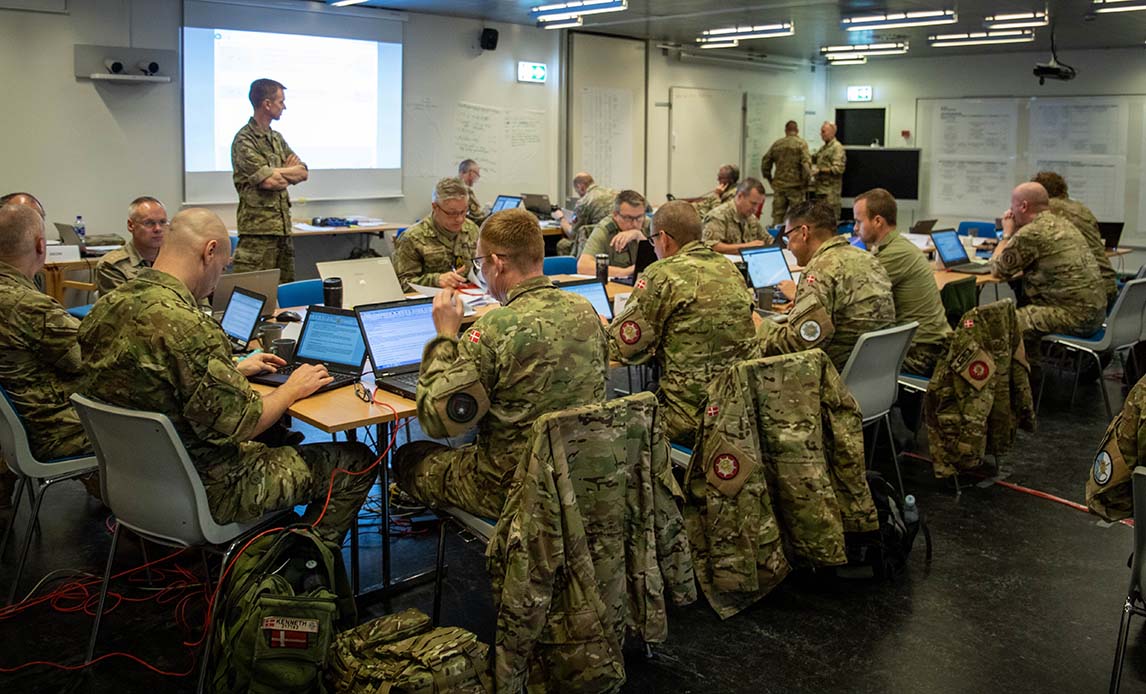 Forsvaret og politiet arbejder sammen til en krisestabsøvelse.