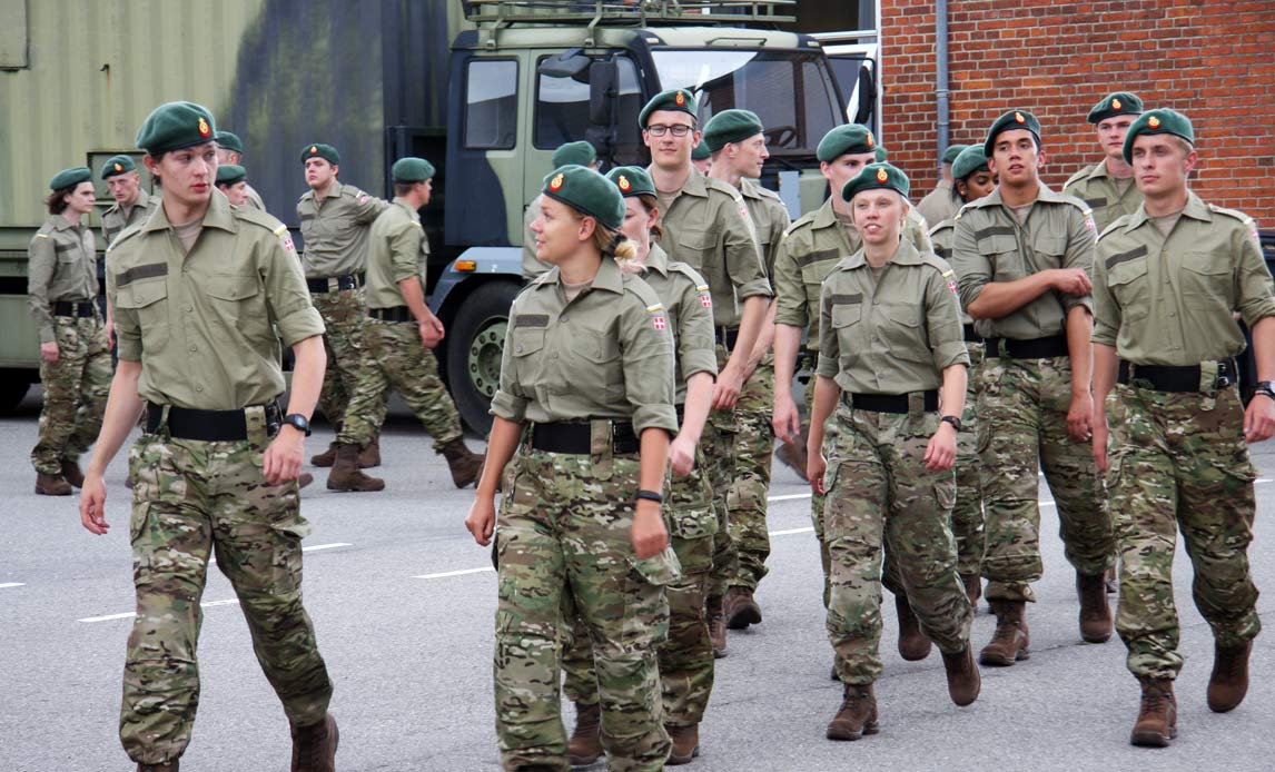 Indkaldte værnepligtige og kvinder der skal aftjene værneret møder ved Trænregimentet i Aalborg 1. august 2017.