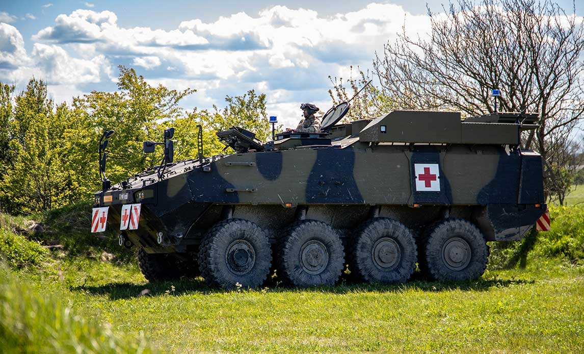 Sanitetskompagniet træner ambulancekørsel med mandskabsvognen af nye type Piranha 5.