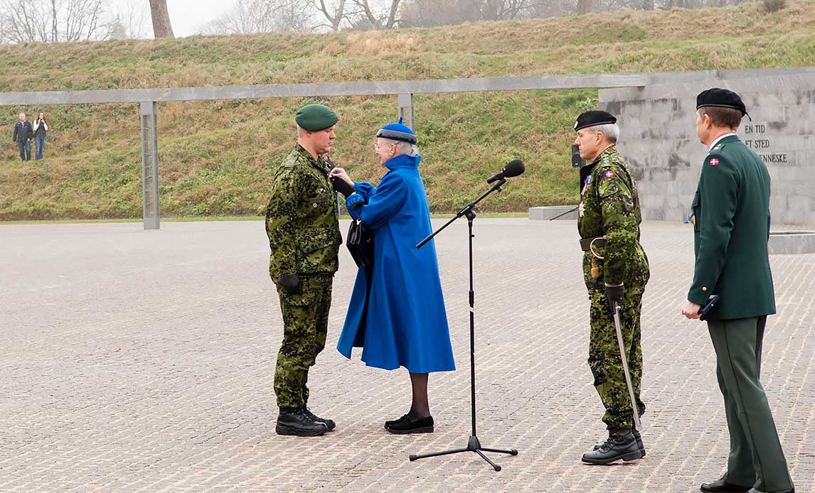 Hendes Majestæt Dronningen overrækker sergent Casper Westphalen Mathiesen tapperhedskorset i november 2011.