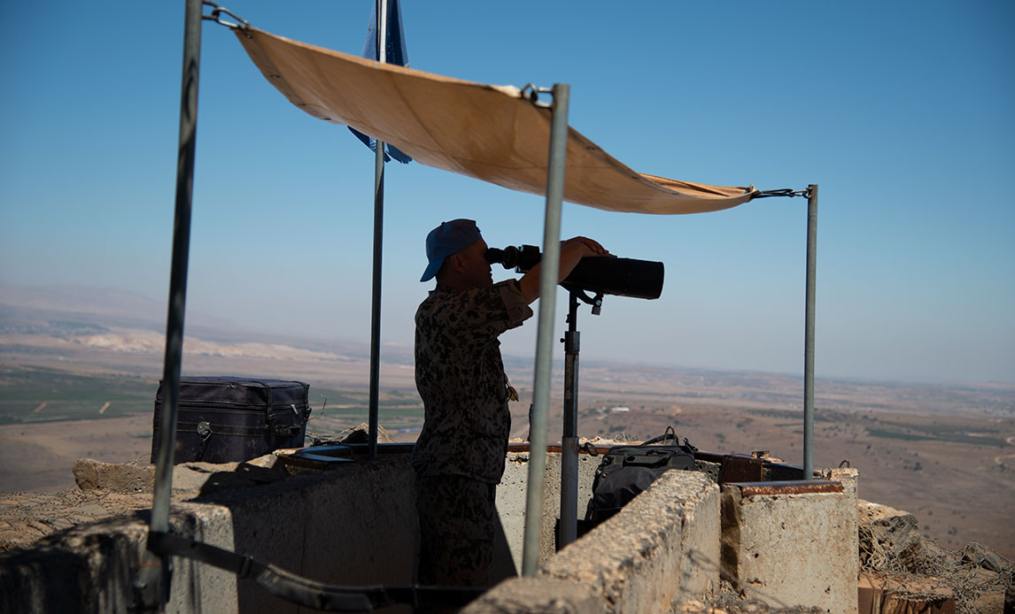 FN-observatør ved missionen UNTSO overvåger våbenhvilen i Golanhøjderne mellem Israel og Syrien. UNTSO er FN's ældste fredsbevarende mission og har været i gang siden 1948.