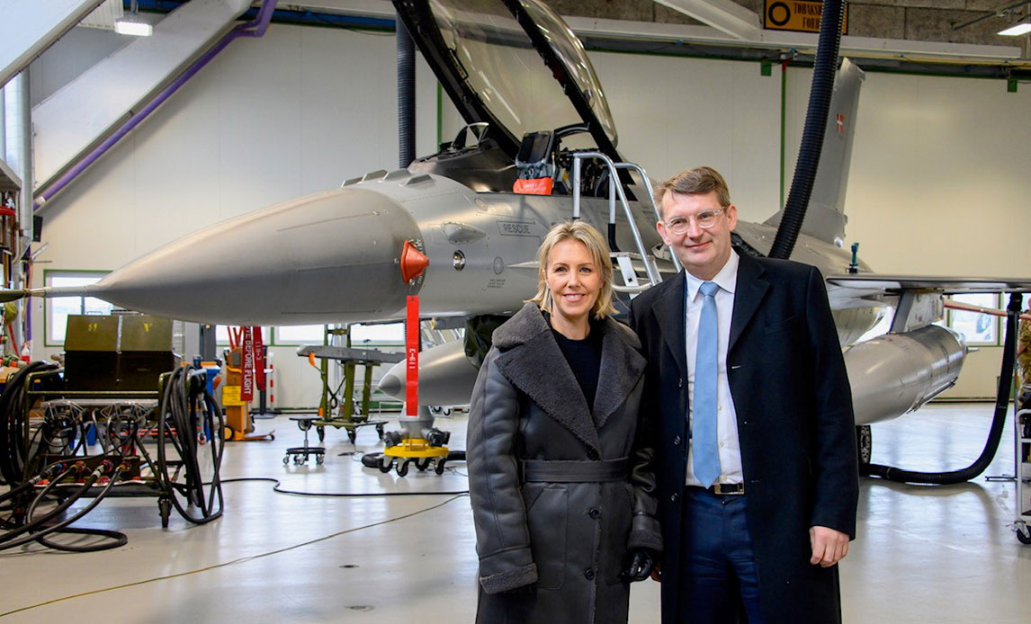 Forsvarsminister Troels Lund Poulsen med sin belgiske ministerkollega, Ludivine Dedonder, på Fighter Wing i Skrydstrup.