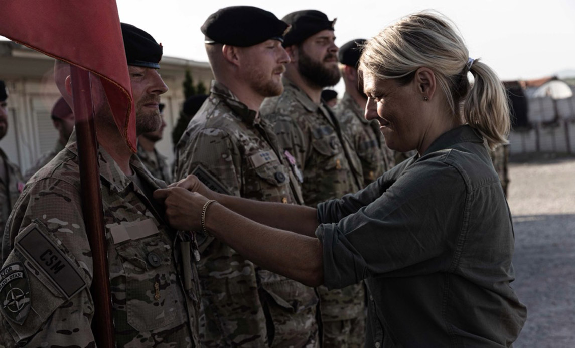 Forsvarsministeren giver medaljer for udsendelse. Foto: Forsvarsministeriet.