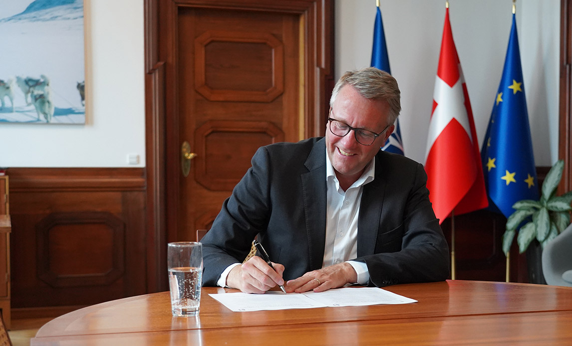 Morten Bødskov underskriver aftale.