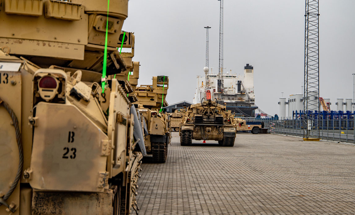 Amerikansk panser og udstyr blev aflæsset på havnen i Esbjerg, da det største skib til dato lagde an ved kajen. Amerikanere, brittere og danskere arbejde tæt sammen for at løse den store opgave.