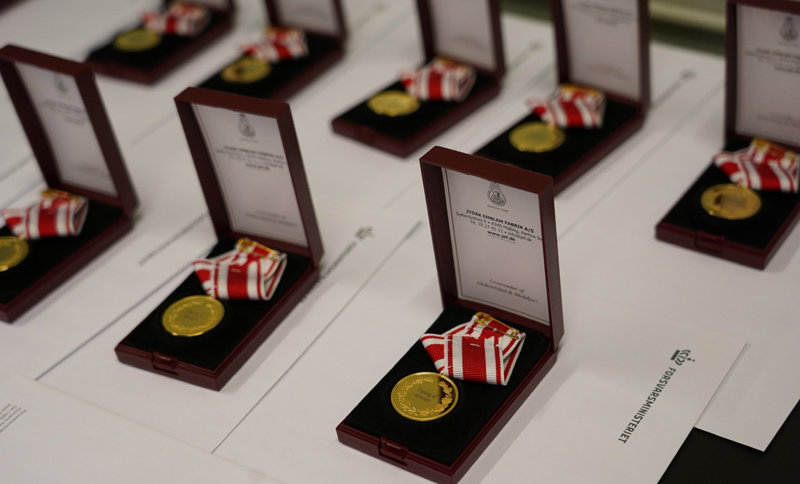 Troels Lund Poulsen uddeler medaljer til medaljemodtagere. Foto: Forsvarsministeriet.