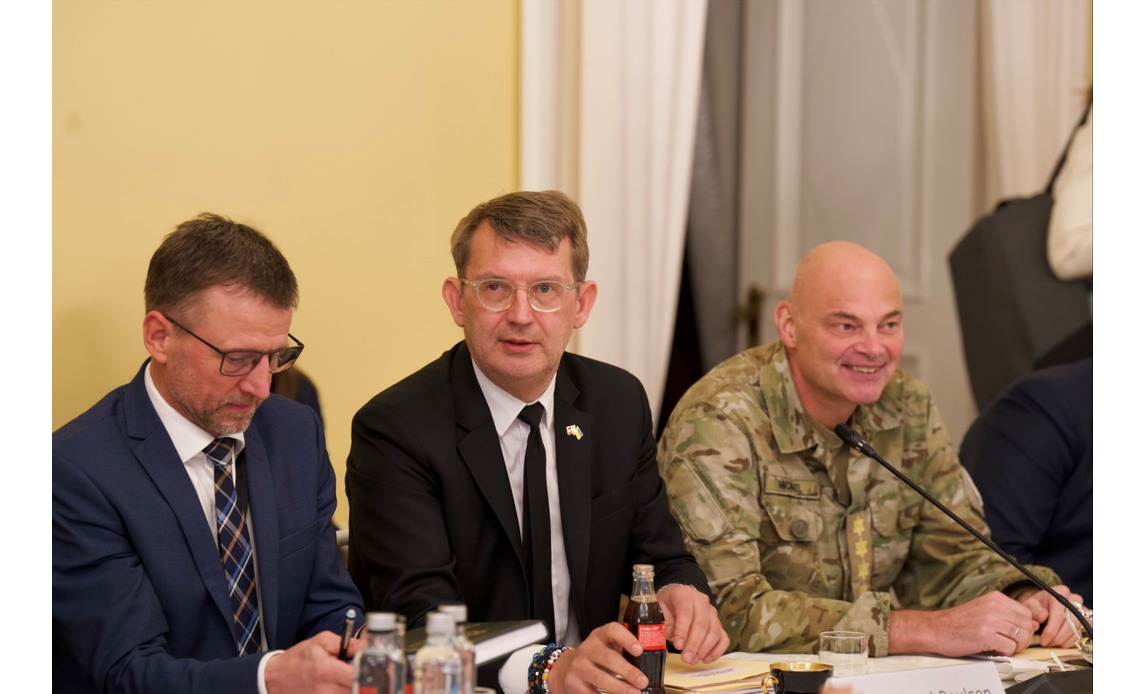 Forsvarsminister Troels Lund Poulsen deltager i NORDEFCO-forsvarsministermøde i Helsinki. Fokus er bl.a. på styrket nordisk kampkraft og samarbejde i NATO-regi. Efterfølgende mødes ministeren med forsvarsministrene fra de nordiske og baltiske lande, hvor fortsat støtte til Ukraine er det centrale tema.