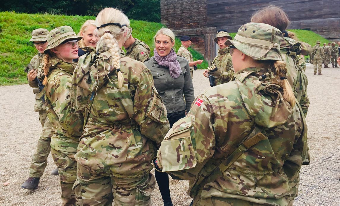 Trine Bramsen taler med kvindelige soldater