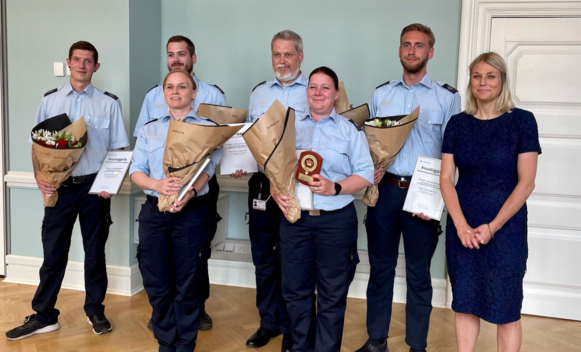 Seks repræsentanter fra frivilligenhederne Midt, Nord og Syd ved Nordjyllands Beredskab modtager Frivilligprisen på vegne af de tre frivillige enheder.