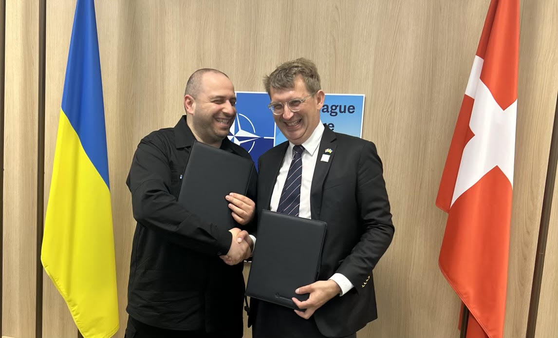 Ny aftale åbner for ukrainske forsvarsvirksomheders produktion i Danmark
Danmark og Ukraine indgår aftale, som skal gøre det muligt for ukrainske forsvarsvirksomheder at etablere produktion i Danmark. Samtidig afsætter Danmark 500 mio. kr., der skal bruges til at sætte fart på etableringen af ukrainsk forsvarsindustri i Danmark. Integration af dansk og ukrainsk forsvarsindustri vil gavne begge landes sikkerhed.