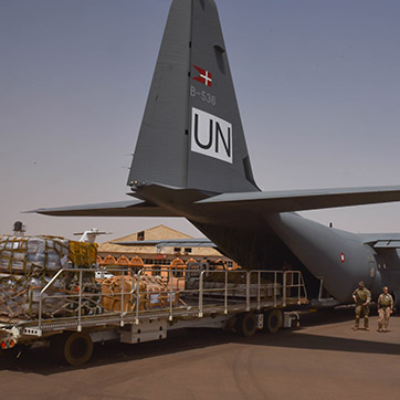 Det danske C-130 transportfly er her på FN-missionen MINUSMA og ved at blive lastet med flere tons gods.