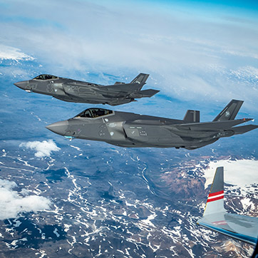 Italienske F-35 kampfly ser fra dansk Challenger.