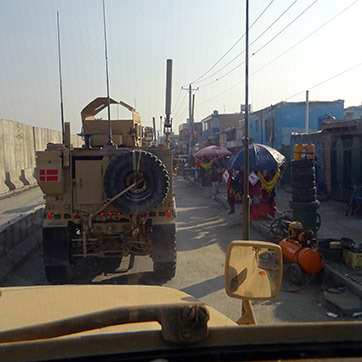 Det danske sikrings- og eskortebidrag på patrulje i Kabul.