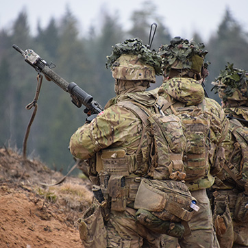 Danske soldater ved NATO’s fremskudte tilstedeværelse i Estland gør klar til skarpskydning.