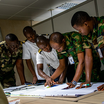 Undervisning af 30 vestafrikanske søofficerer, så de bedre kan bekæmpe det store problem med pirateri i Guinea-bugten ud for Vestafrika.