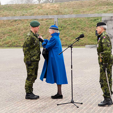 Hendes Majestæt Dronningen overrækker sergent Casper Westphalen Mathiesen tapperhedskorset i november 2011.