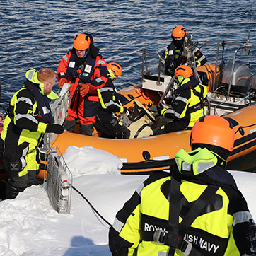 Øvelse Tappik, der træner redning til søs indenskærs i Grønland, stiller store krav til samarbejdet mellem de politikutterne, søværnets skibe, Beredskabet i Nuuk og Arktisk Kommando. Første øvelse i år var tilrettelagt af politiet.