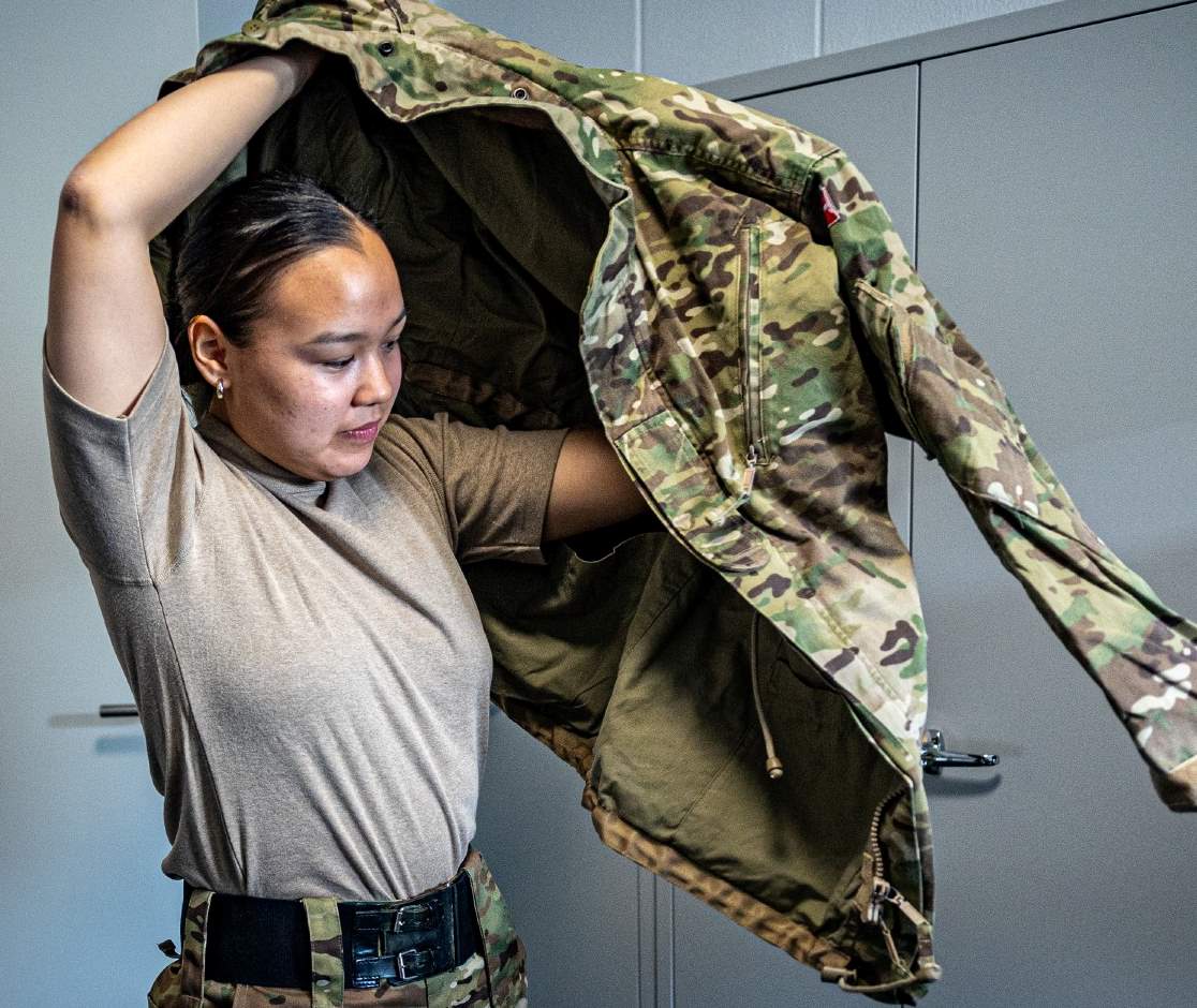 De unge grønlændere får mundering på den første dag af Arktisk Basisuddannelse