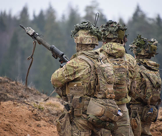 Danske soldater ved NATO’s fremskudte tilstedeværelse i Estland gør klar til skarpskydning.